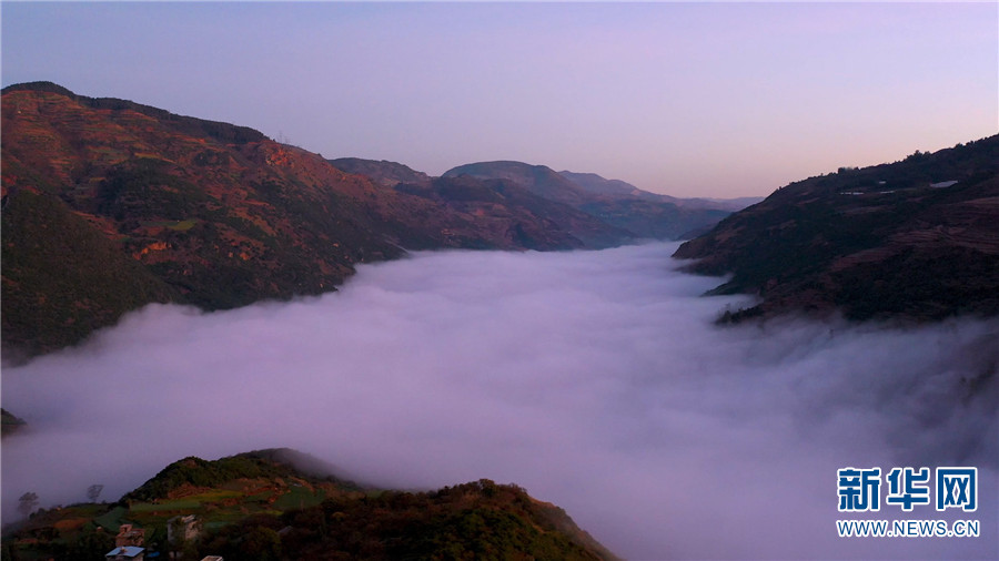 新华网发(耿钰 摄)旭日东升下的云南南盘江,大量暖湿气流自峰壑中蒸腾