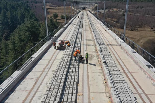 杞湖寻春色萌象"龙龙"获救迎新生文旅一列搭载跨境电商商品的中老铁路