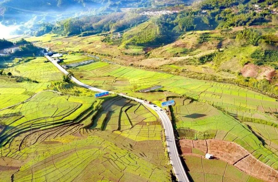 "十年来,景谷县努力破解交通瓶颈,构建以高速公路为支撑,干线公路为