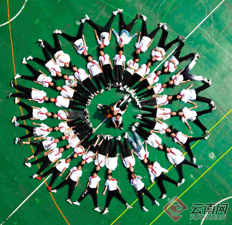 高清组图云南永善县示范小学创意毕业照定格童年美好瞬间
