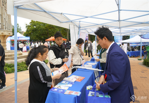 昆明市五华区丰宁街道坚持书记领办强四力开展家门口招聘会
