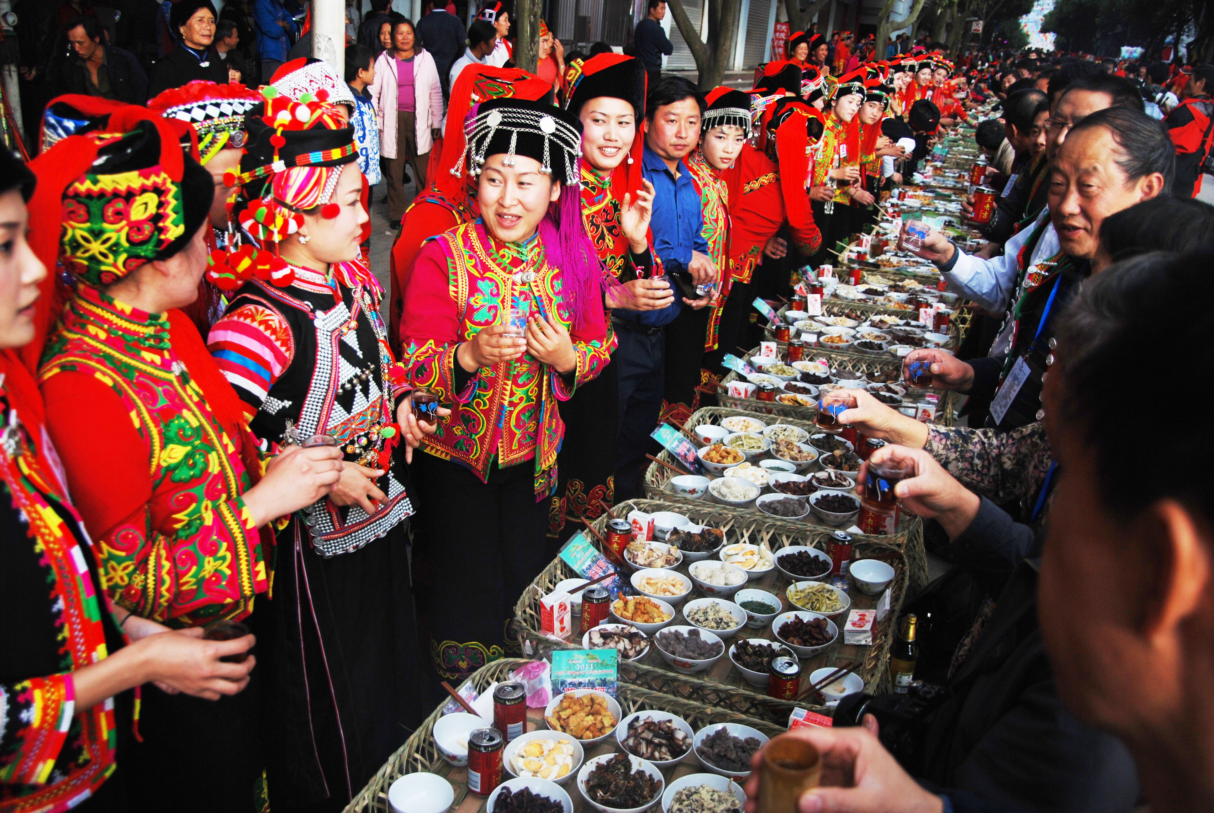 哈尼十月年,万人共享长街宴!绿春县通过"长街古宴"
