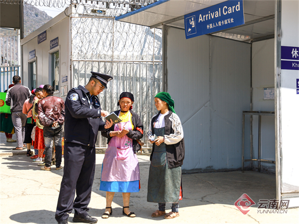中国董干越南普棒边民通道出入境人员突破10万人次
