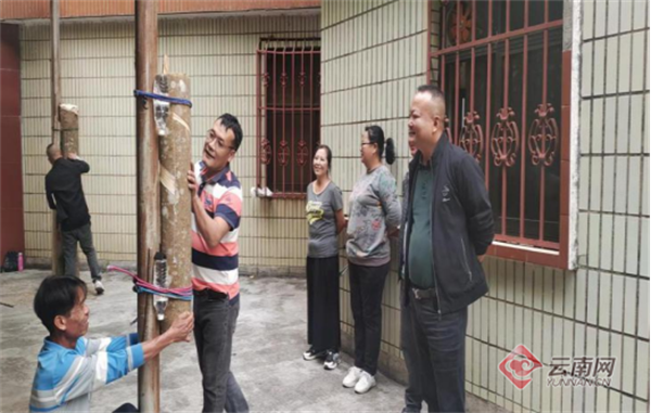 景洪市35学雷锋助力春耕生产万象耕新