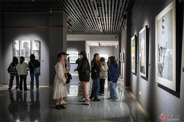 明日的版画优秀版画作品巡展在昆开幕