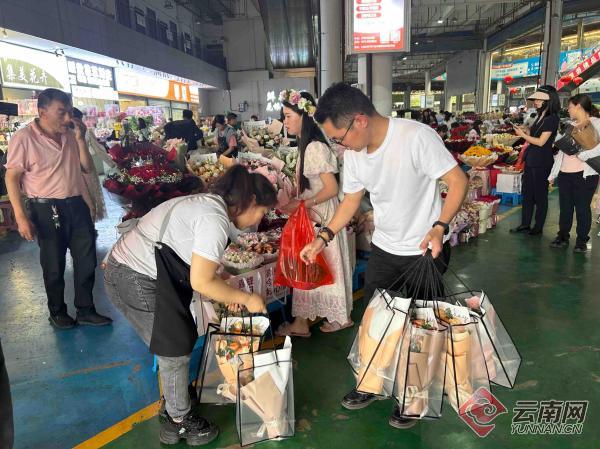 "520"临近昆明斗南花市鲜花旺销 多彩芬芳催热"浪漫经济"_经济_云南