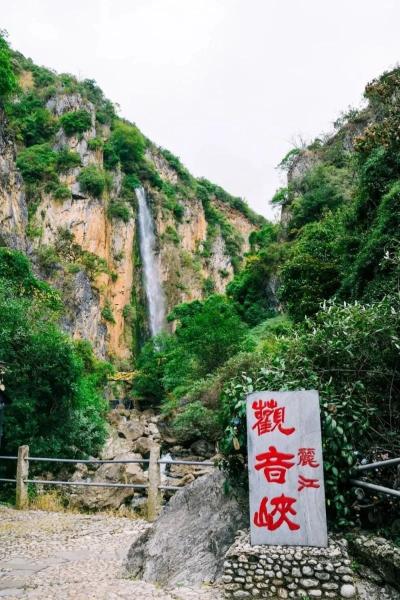 清凉一夏游云南 快到瀑布边“泼”洒快乐!_文娱_云南频道_云南网
